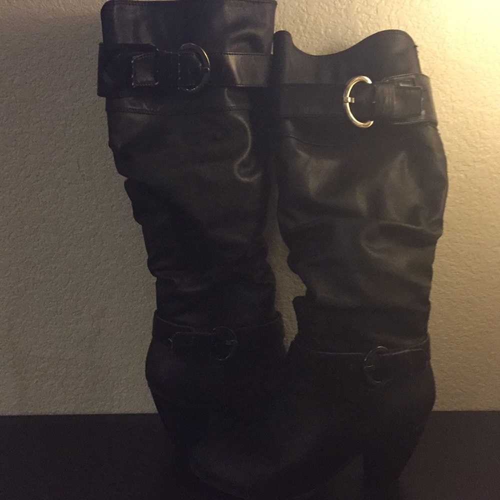 Knee high black leather high heeled boots size 6
